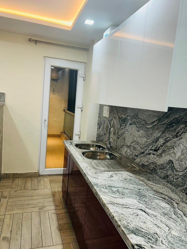 Room, sector 81 3 Bedroom 269 Sq.Yd. Builder Floor In Sector 81 Faridabad 9584403