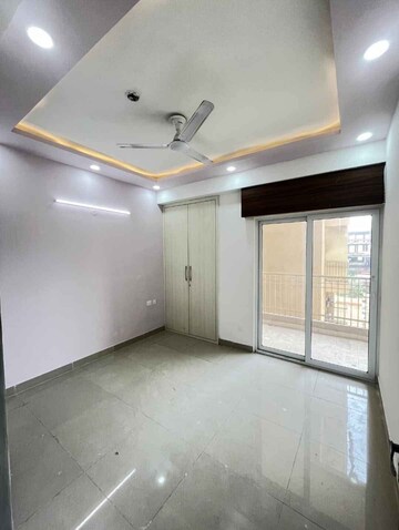 Room in 3 BHK Apartment at Panchsheel Greens, Sector 16 Greater Noida – for Rent