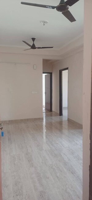 Room in 2 BHK Apartment at Amrapali Golf Homes, Sector 4 Greater Noida – for Rent