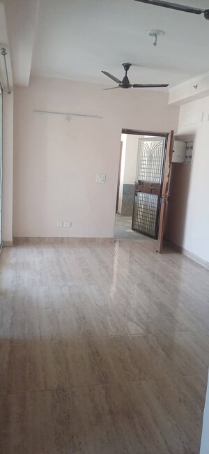 Room in 2 BHK Apartment at Amrapali Golf Homes, Sector 4 Greater Noida – for Rent