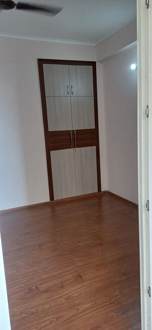 Room in 2 BHK Apartment at Amrapali Golf Homes, Sector 4 Greater Noida – for Rent