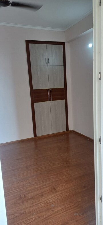 Room in 2 BHK Apartment at Amrapali Golf Homes, Sector 4 Greater Noida – for Rent