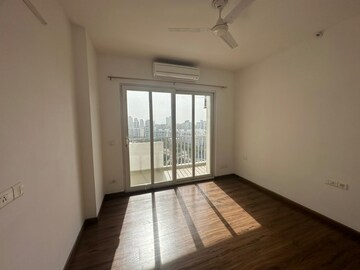 Room in 4 BHK Apartment at Pioneer Park Presidia, Sector 62 – for Rent