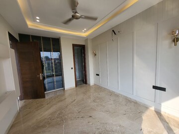 Room in 4 BHK Apartment at Pioneer Araya, Sector 62 – for Rent