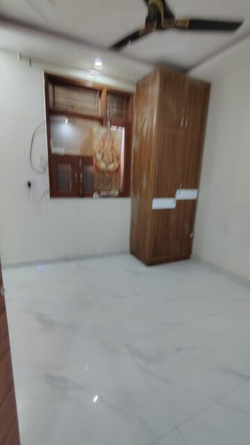 Room in 3 BHK Builder Floor at Dwarka Mor – for Rent