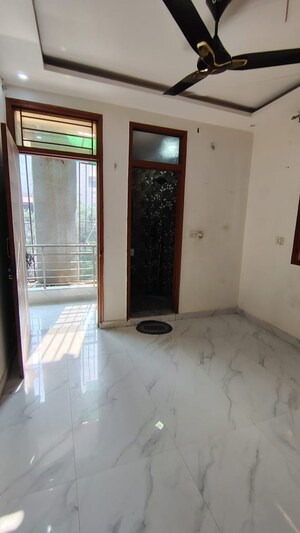 Room in 3 BHK Builder Floor at Dwarka Mor – for Rent