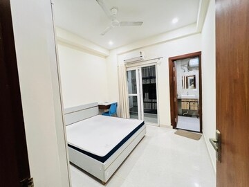 Room in 3.5 BHK Builder Floor at Sector 43 – for Rent