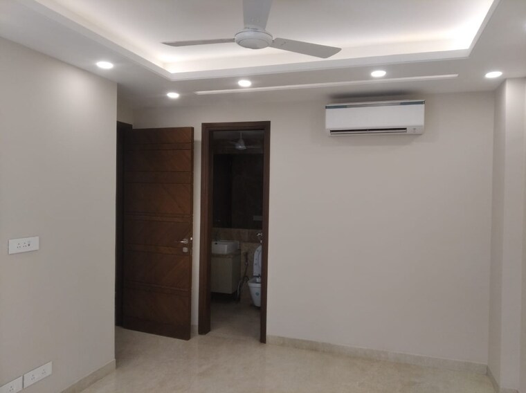 Room, gulmohar park 3 Bedroom 200 Sq.Yd. Builder Floor In Gulmohar Park Delhi 9585055
