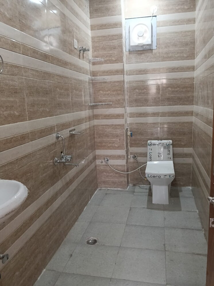 Bathroom, ansal-plaza-sector-23 2 Bedroom 1200 Sq.Ft. Builder Floor In Sector 23 Gurgaon 9585101