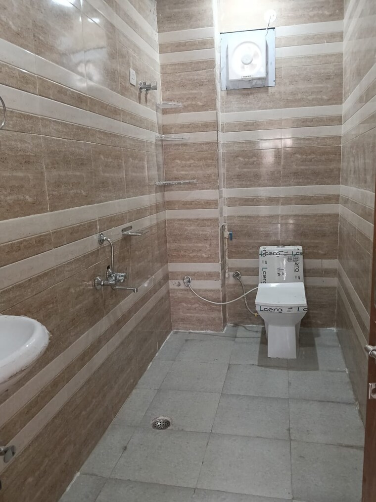 Bathroom, ansal-plaza-sector-23 2 Bedroom 1200 Sq.Ft. Builder Floor In Sector 23 Gurgaon 9585101