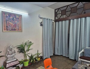 Room in 2.5 BHK Apartment at Mayur Vihar – for Sale