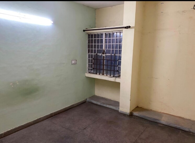 Room, mayur vihar 2.5 Bedroom 1020 Sq.Ft. Apartment In Mayur Vihar Delhi 9585252