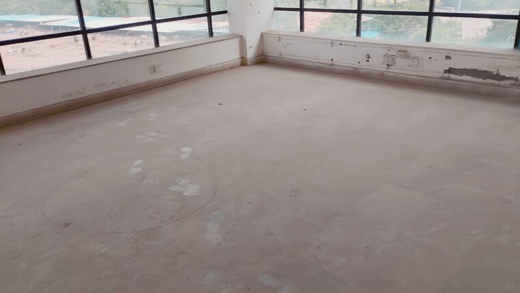 Room, sector 10 Commercial Office Space 5500 Sq.Ft. In Sector 10 Noida 9585300