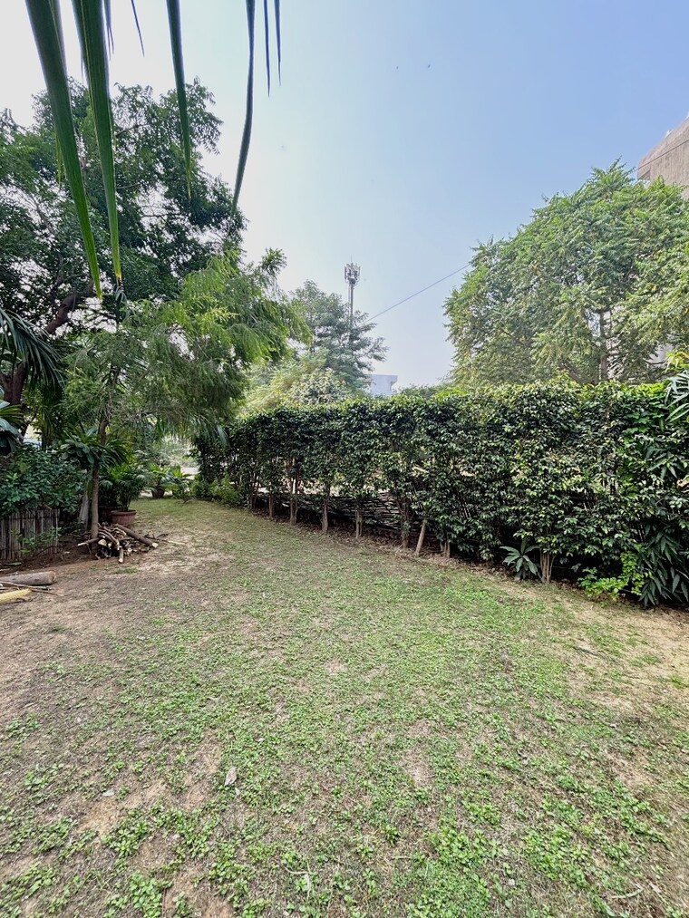 Garden, sector 45 3 Bedroom 2500 Sq.Ft. Builder Floor In Sector 45 Gurgaon 9585594