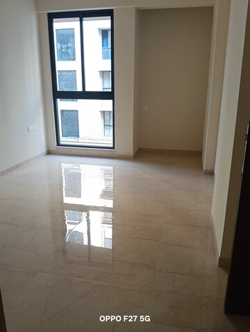 Room in 2 BHK Apartment at Lodha Sterling, Kolshet Road – for Rent