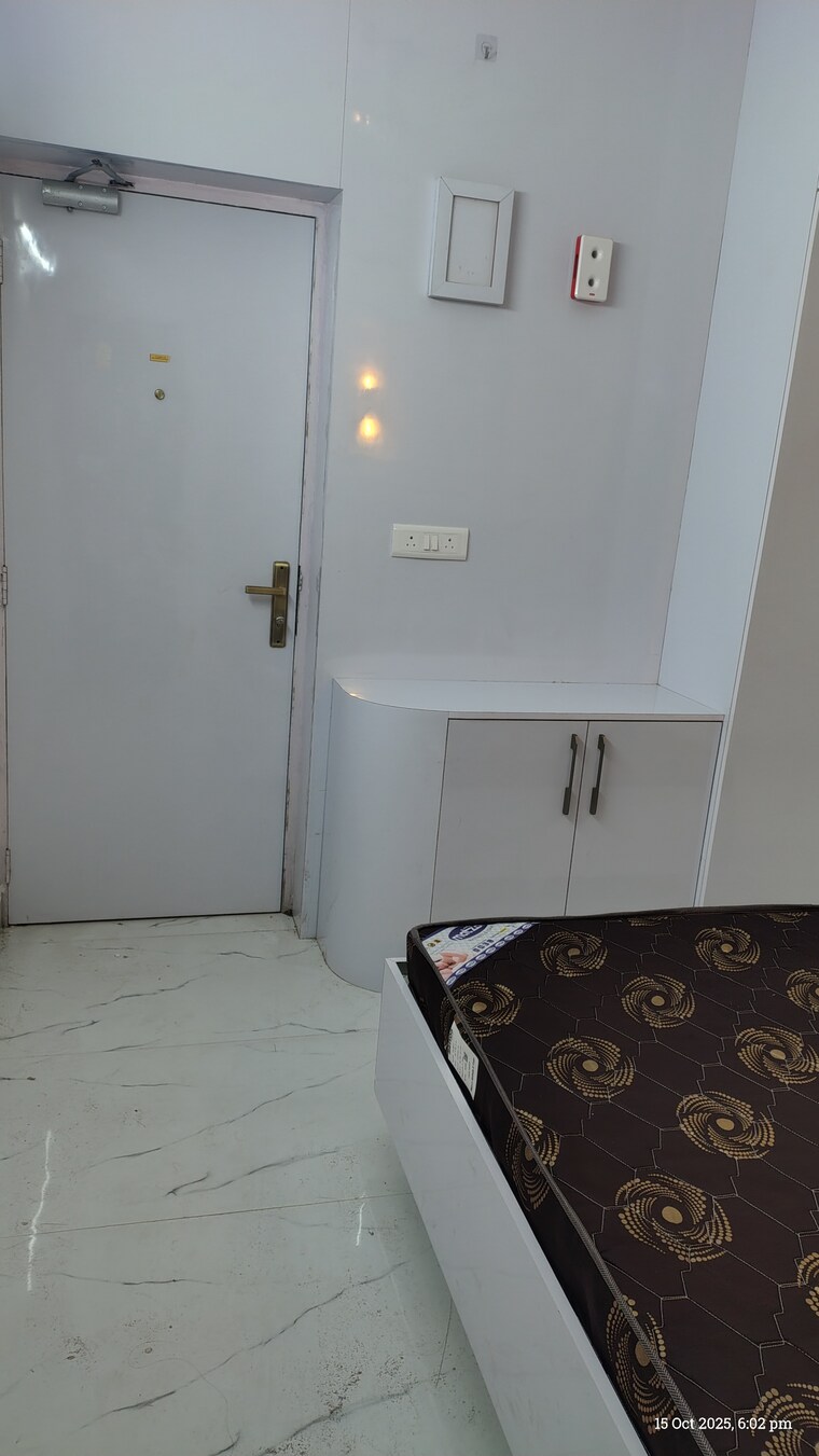 Room, raheja-atlantis 1 RK 222 Sq.Ft. Apartment In Sector 31 Gurgaon 9585824