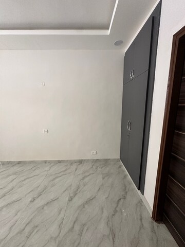 Room in 4 BHK Independent House at DLF Silver Oaks, Sector 26 – for Rent