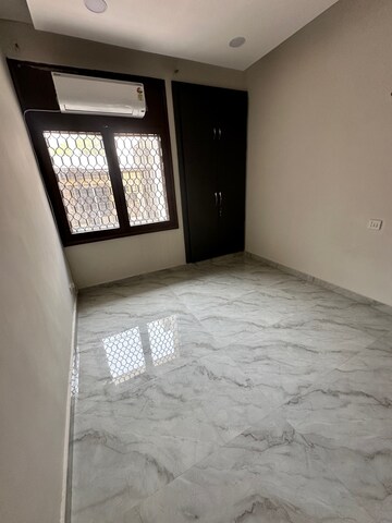 Room in 4 BHK Independent House at DLF Silver Oaks, Sector 26 – for Rent
