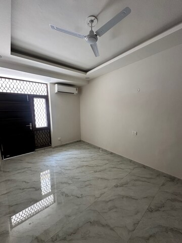 Room in 4 BHK Independent House at DLF Silver Oaks, Sector 26 – for Rent