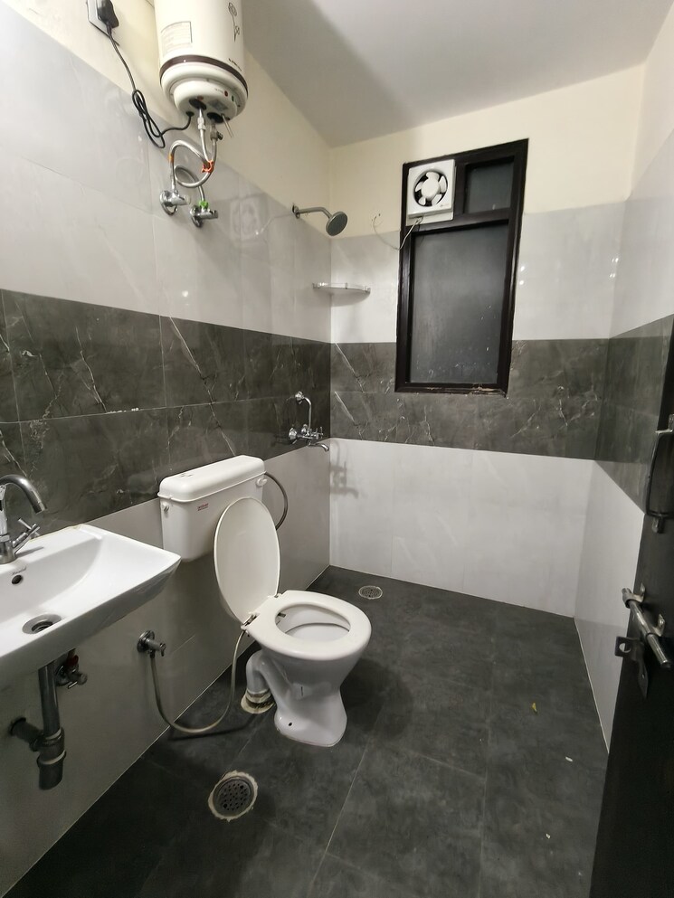 Attached Bathroom, ansal-plaza-sector-23 1 Bedroom 600 Sq.Ft. Apartment In Sector 23 Gurgaon 9585855