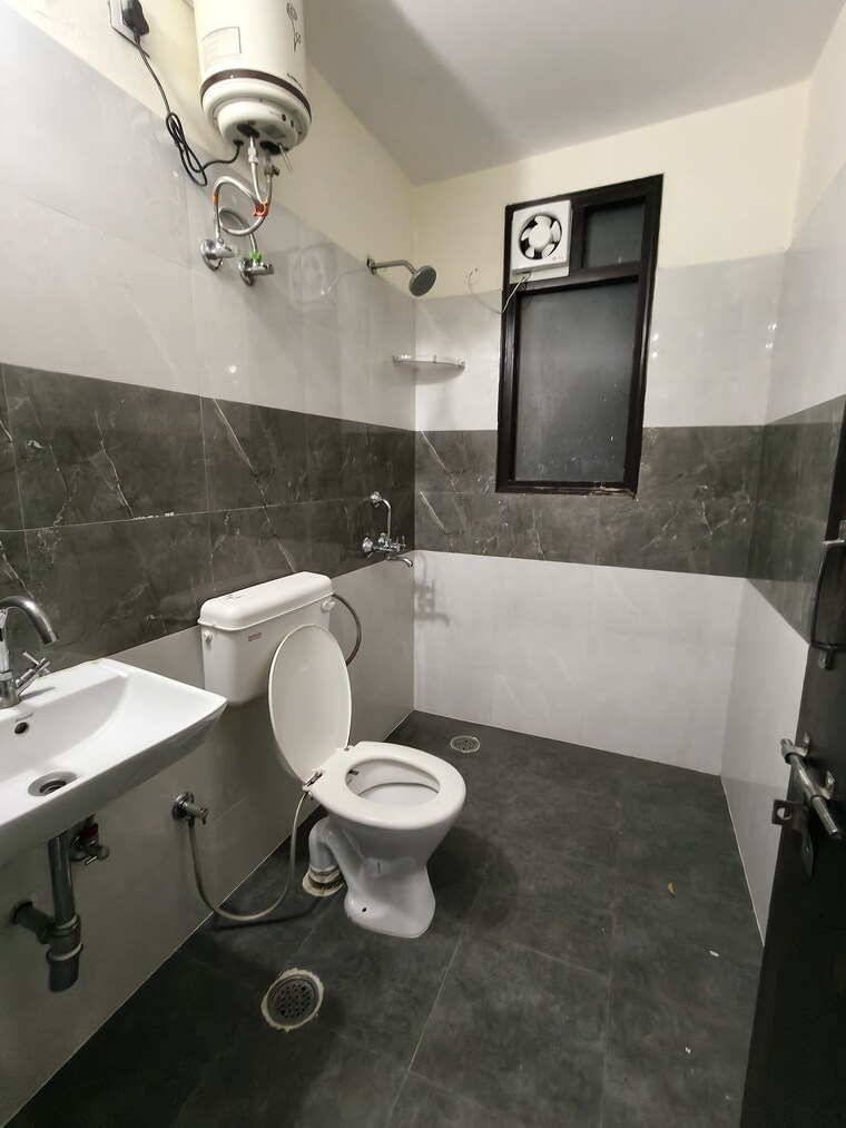 Attached Bathroom, ansal-plaza-sector-23 1 Bedroom 600 Sq.Ft. Apartment In Sector 23 Gurgaon 9585855