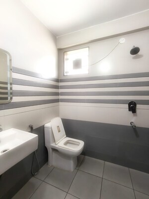 Bathroom in 1 RK Builder Floor at Ansal Plaza Sector-23, Sector 23 – for Rent