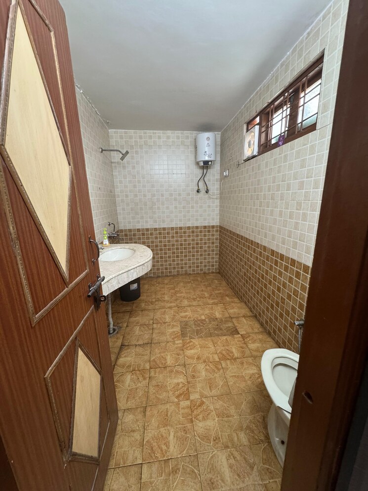 Attached Bathroom, shivalik colony 3 Bedroom 116 Sq.Yd. Independent House In Shivalik Colony Delhi 9586546