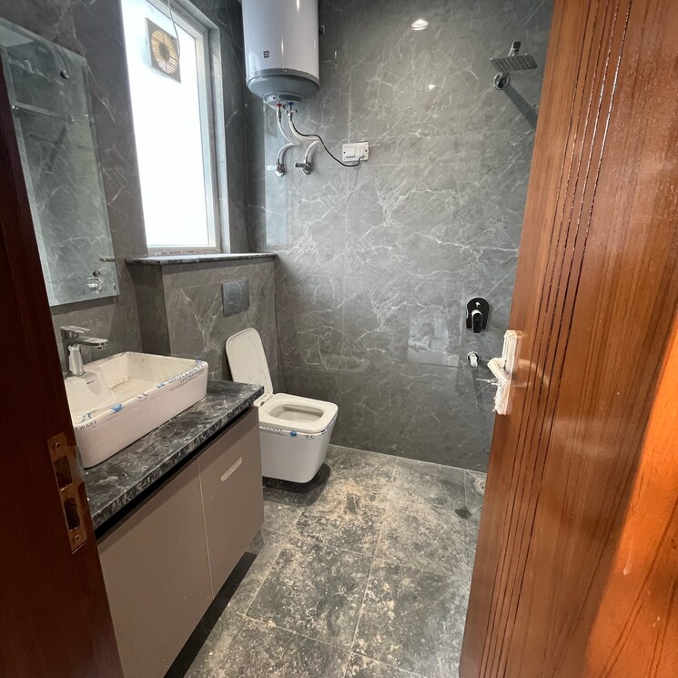 Bathroom, sector 55 1.5 Bedroom 180 Sq.Yd. Builder Floor In Sector 55 Gurgaon 9586219
