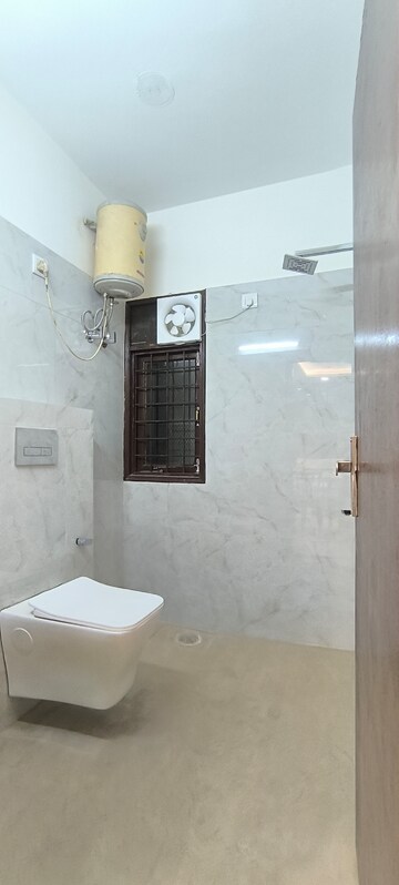 Bathroom in 1 BHK Builder Floor at Ansal Royale Casa, Sector 55 – for Rent