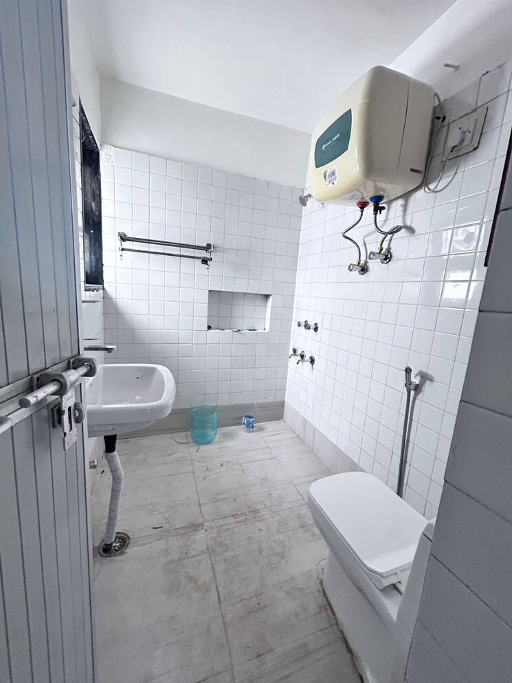 Bathroom, vasant kunj 2 Bedroom 1345 Sq.Ft. Apartment In Vasant Kunj Delhi 9586224