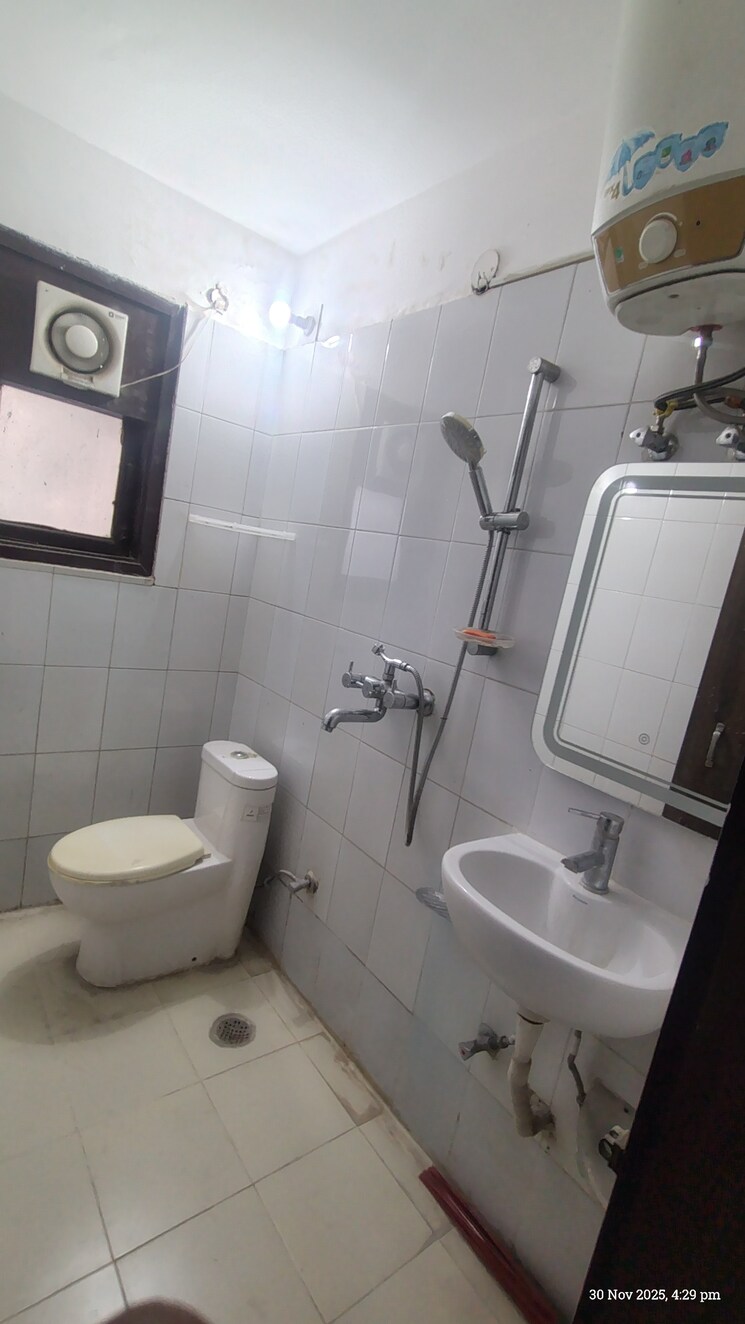 Bathroom, sector 31 1 RK 230 Sq.Ft. Apartment In Sector 31 Gurgaon 9586423