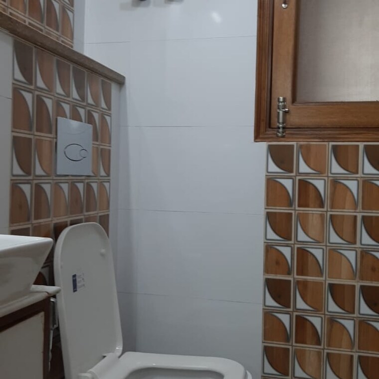 Attached Bathroom, lajpat nagar i 2 Bedroom 900 Sq.Ft. Builder Floor In Lajpat Nagar I Delhi 9586519