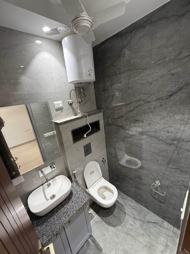 Bathroom, lajpat nagar 2 Bedroom 900 Sq.Ft. Builder Floor In Lajpat Nagar Delhi 9586576
