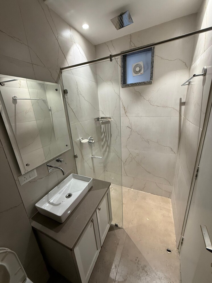 Bathroom, lajpat nagar 2 Bedroom 900 Sq.Ft. Builder Floor In Lajpat Nagar Delhi 9586576