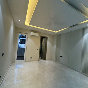 Room in 3 BHK Builder Floor at Lajpat Nagar – for Rent