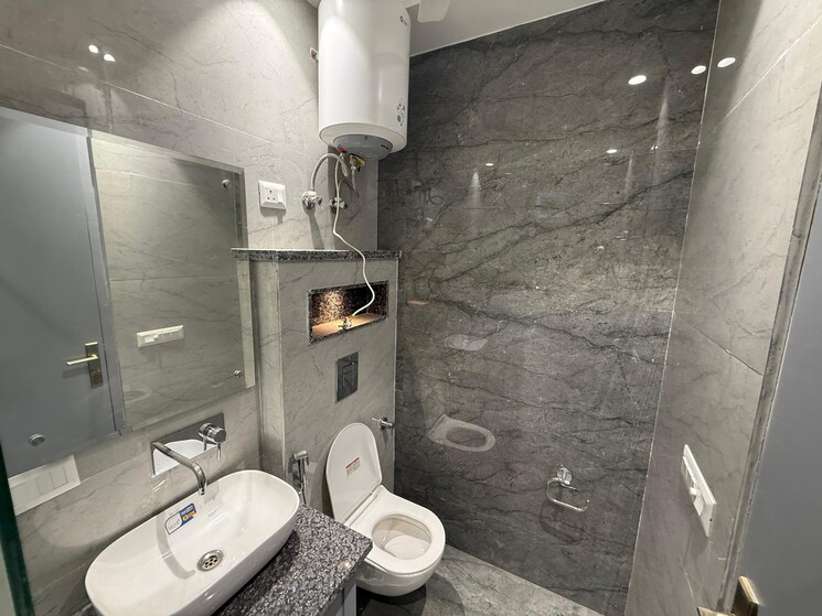 Bathroom, lajpat nagar 2 Bedroom 900 Sq.Ft. Builder Floor In Lajpat Nagar Delhi 9586640