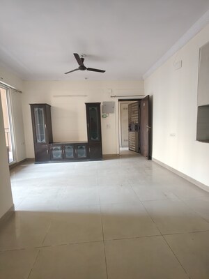Room in 3 BHK Apartment at Sector 16c Greater Noida – for Rent