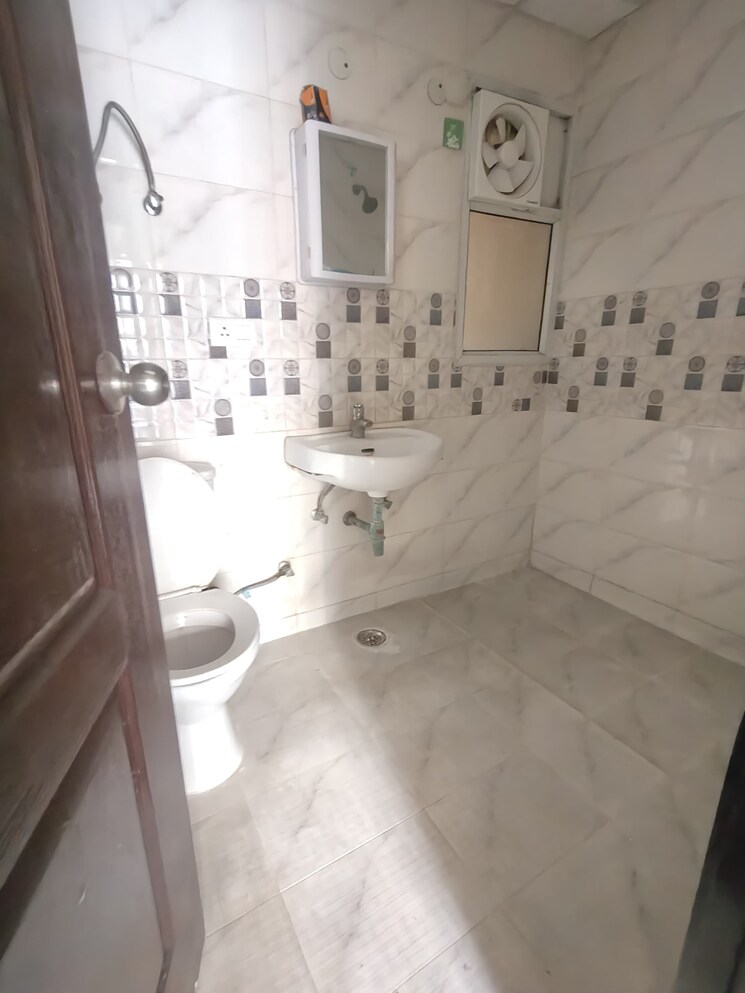 Bathroom, sector 16c greater noida 3 Bedroom 1340 Sq.Ft. Apartment In Sector 16c Greater Noida Greater Noida 9587017