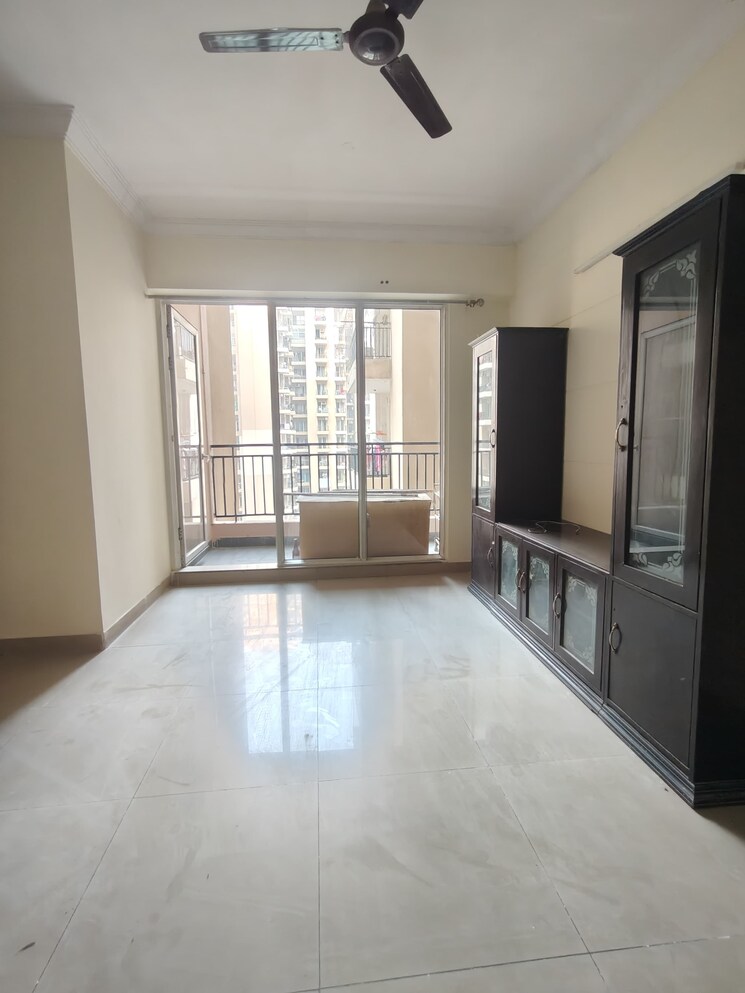 Room, sector 16c greater noida 3 Bedroom 1340 Sq.Ft. Apartment In Sector 16c Greater Noida Greater Noida 9587017
