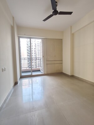 Room in 3 BHK Apartment at Sector 16c Greater Noida – for Rent