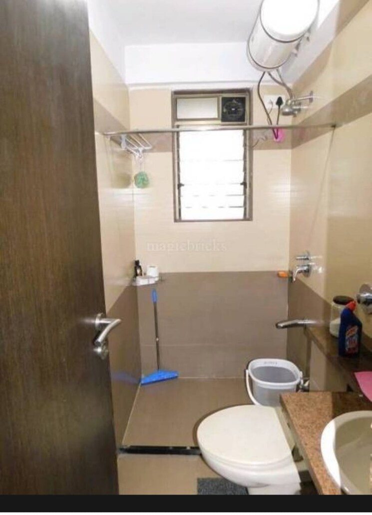 Bathroom, lake-primrose 3 Bedroom 1500 Sq.Ft. Apartment In Powai Mumbai 9587019