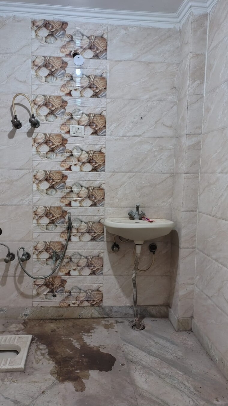 Bathroom, saket 3 Bedroom 850 Sq.Ft. Builder Floor In Saket Delhi 9587113