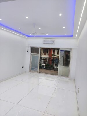 Room in 2 BHK Apartment at Khar West – for Rent