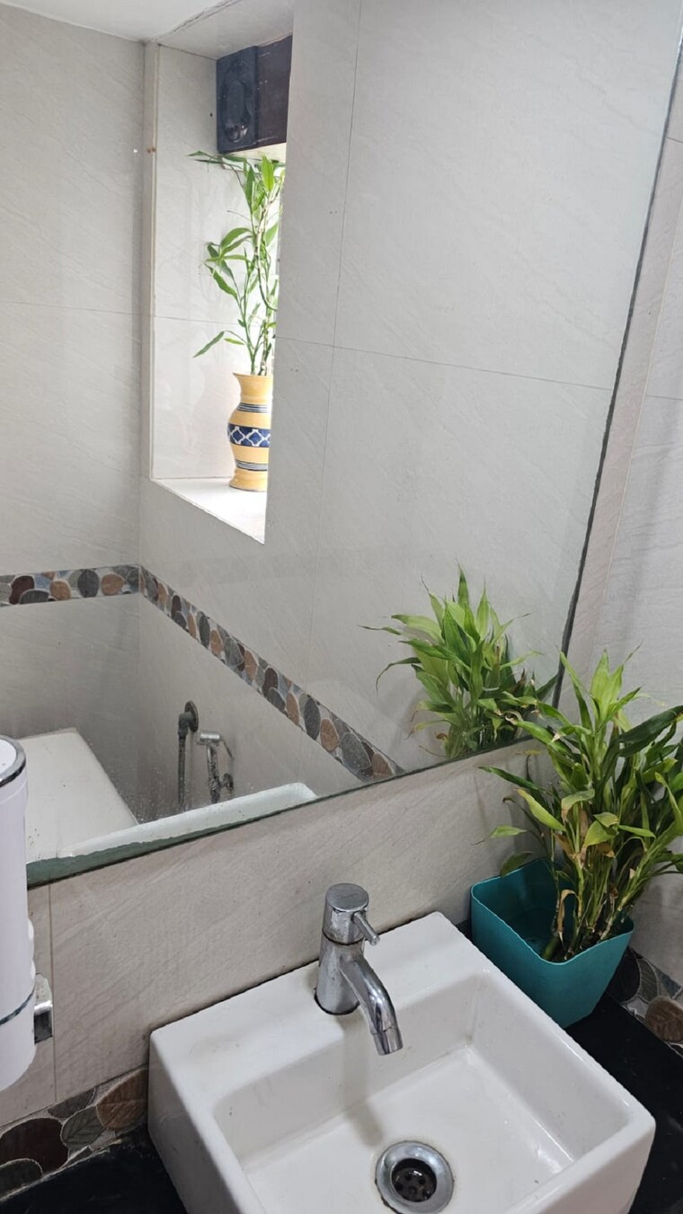 Bathroom, khar west 1 Bedroom 500 Sq.Ft. Apartment In Khar West Mumbai 9587192