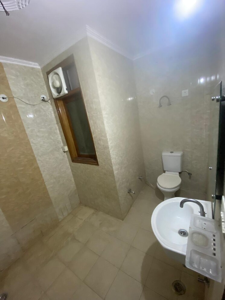 Bathroom, vasant kunj 3 Bedroom 250 Sq.Yd. Builder Floor In Vasant Kunj Delhi 9587383
