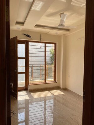 Room in 2.5 BHK Builder Floor at Amolik Residency, Sector 86 – for Rent