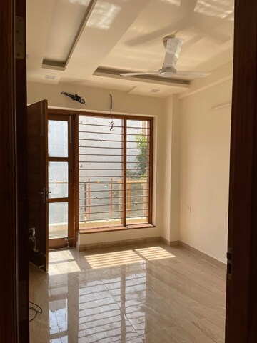 Room in 2.5 BHK Builder Floor at Amolik Residency, Sector 86 – for Rent