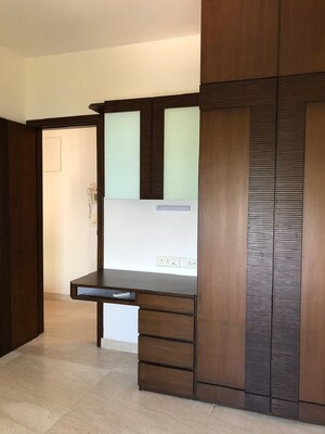 Room in 3 BHK Apartment at Bandra West – for Rent