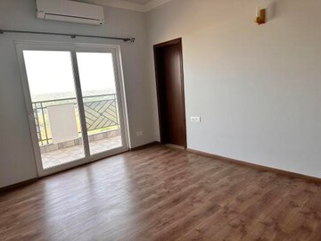 Room in 3 BHK Apartment at Central Park Flower Valley Aqua Front Towers, Sohna Sector 33 – for Rent