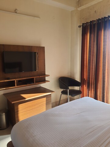 Bedroom in 6+ BHK Independent House at Malyana – for Sale